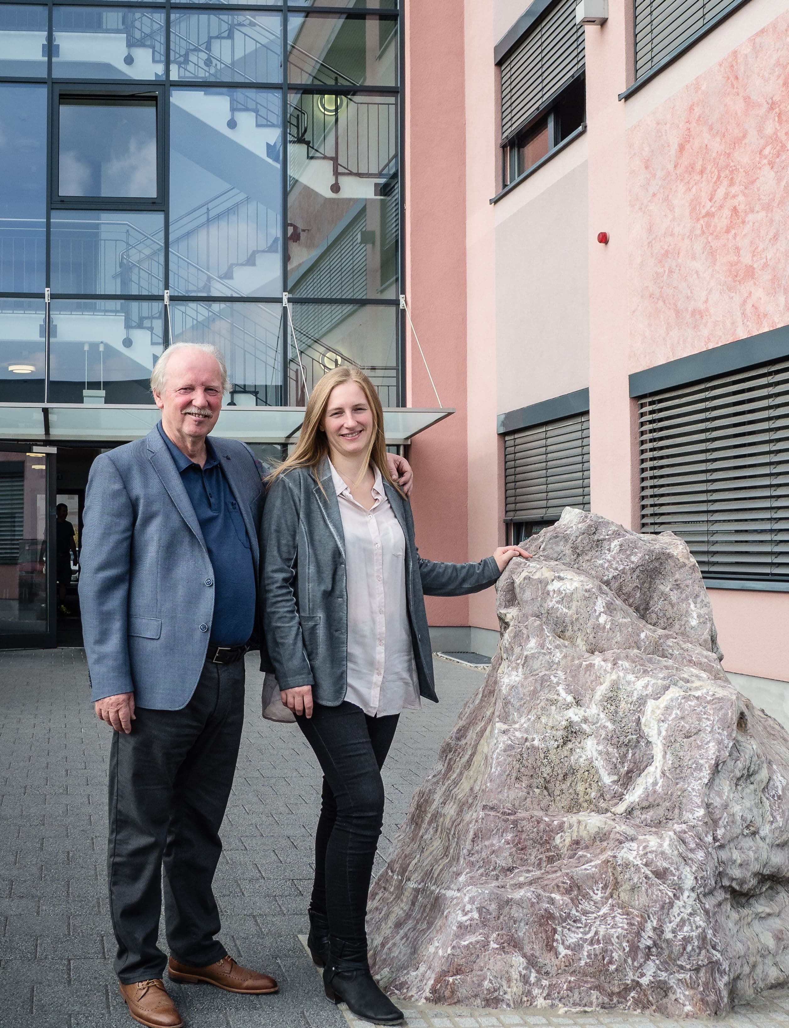 Werner Blank und Tanja Diez stehen vor dem Gebäude