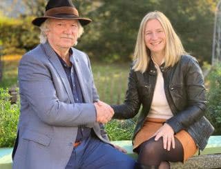 Werner Blank und Tanja Diez schütteln sich die Hand
