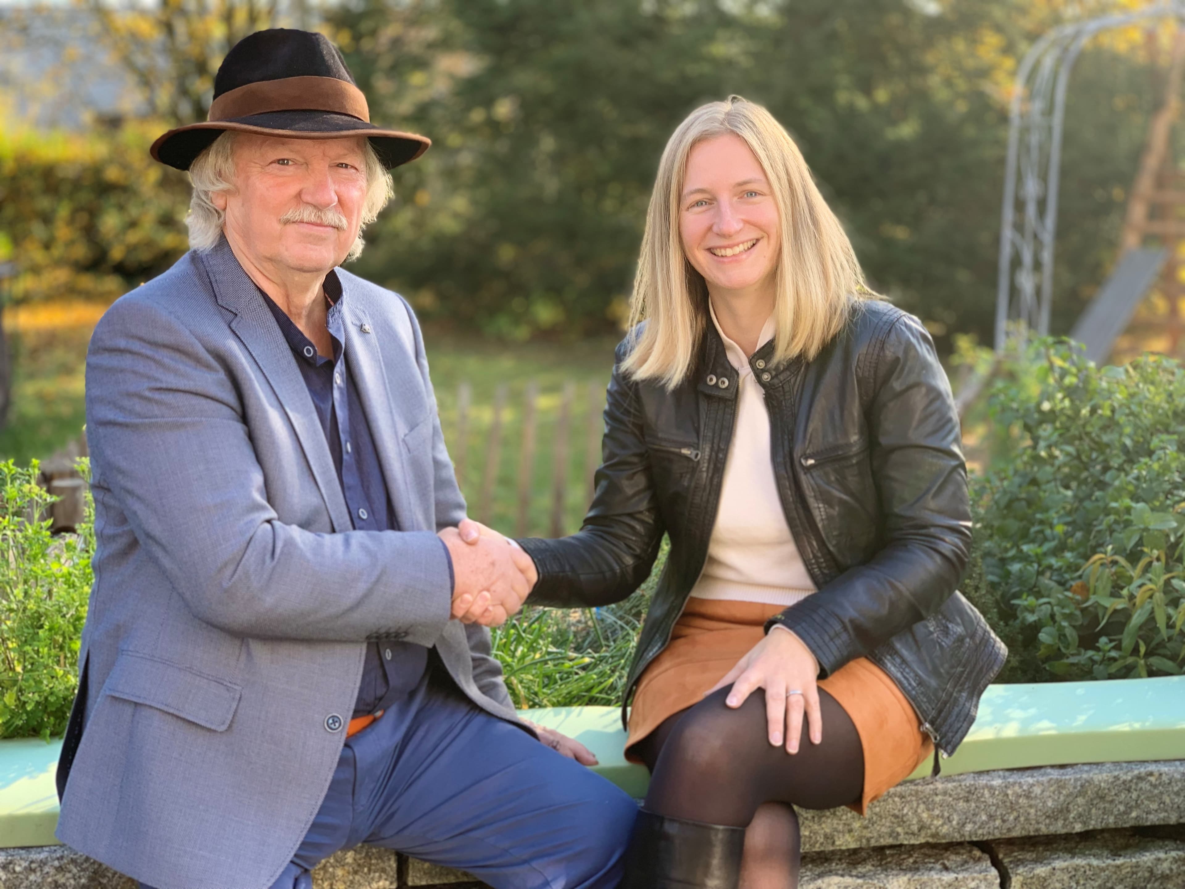 Werner Blank und Tanja Diez schütteln sich die Hand